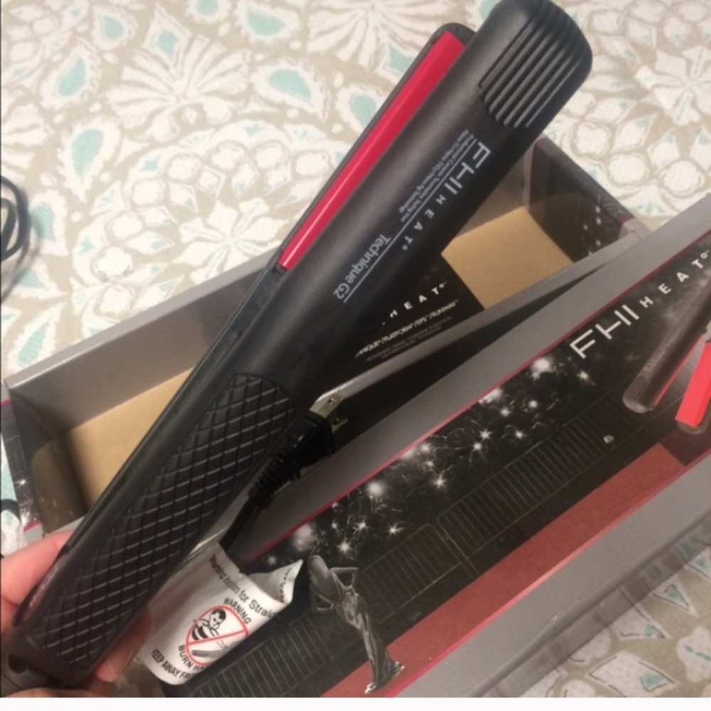 FHI flat iron. Like new. Works Flawlessly.